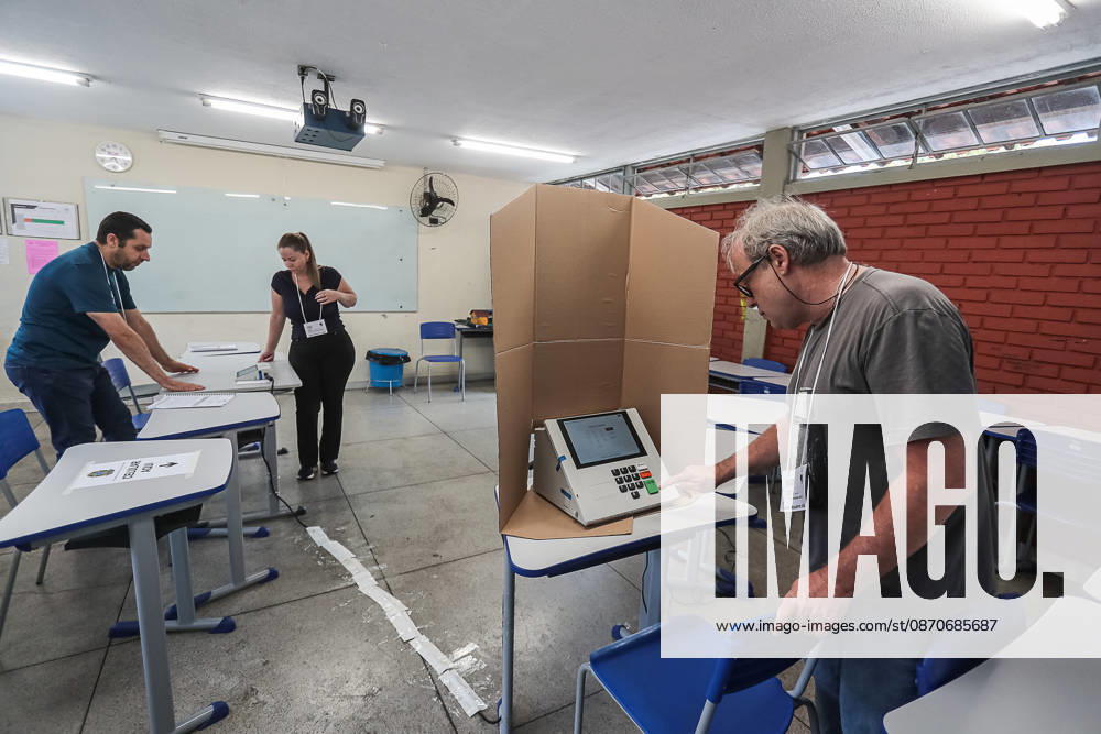 Preparation and organization of a polling station at the Maria Luiza Miranda Bastos State School, in the Planalto neighborhoodâ€located in the northern zone of Belo Horizonte, Minas Geraisâ€for the second round of the 2026 elections, along with the arrival of voters and the casting of ballots this Sunday, October 25, 2026. Belo Horizonte BRAZIL - ZUMAc236 20261025_znp_c236_033