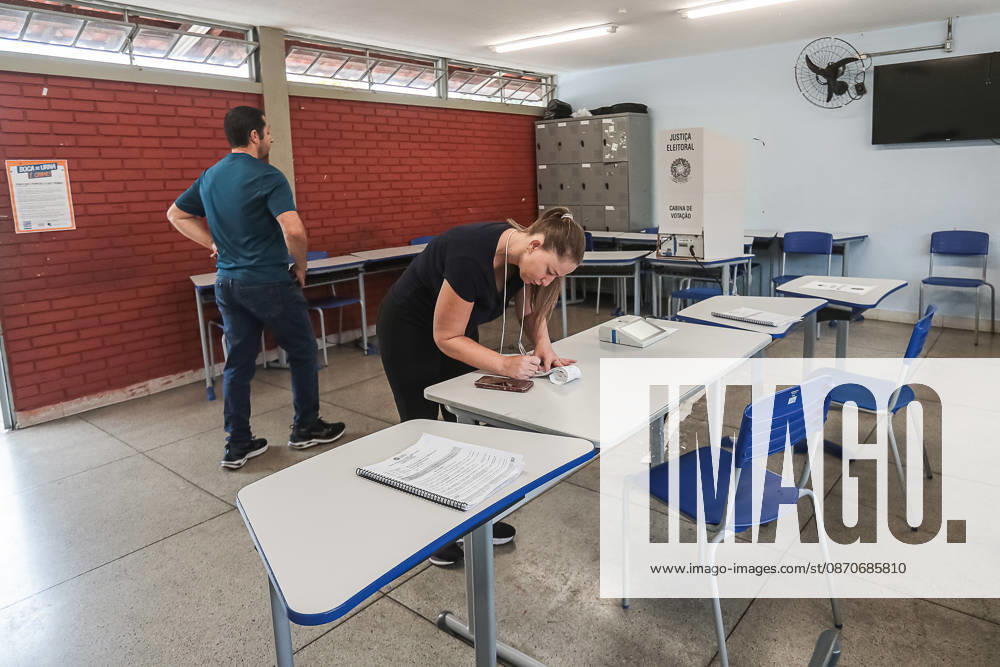 Preparation and organization of a polling station at the Maria Luiza Miranda Bastos State School, in the Planalto neighborhoodâ€located in the northern zone of Belo Horizonte, Minas Geraisâ€for the second round of the 2026 elections, along with the arrival of voters and the casting of ballots this Sunday, October 25, 2026. Belo Horizonte BRAZIL - ZUMAc236 20261025_znp_c236_054