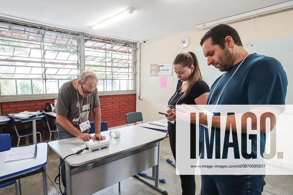 Preparation and organization of a polling station at the Maria Luiza Miranda Bastos State School, in the Planalto neighborhoodâ€located in the northern zone of Belo Horizonte, Minas Geraisâ€for the second round of the 2026 elections, along with the arrival of voters and the casting of ballots this Sunday, October 25, 2026. Belo Horizonte BRAZIL - ZUMAc236 20261025_znp_c236_023