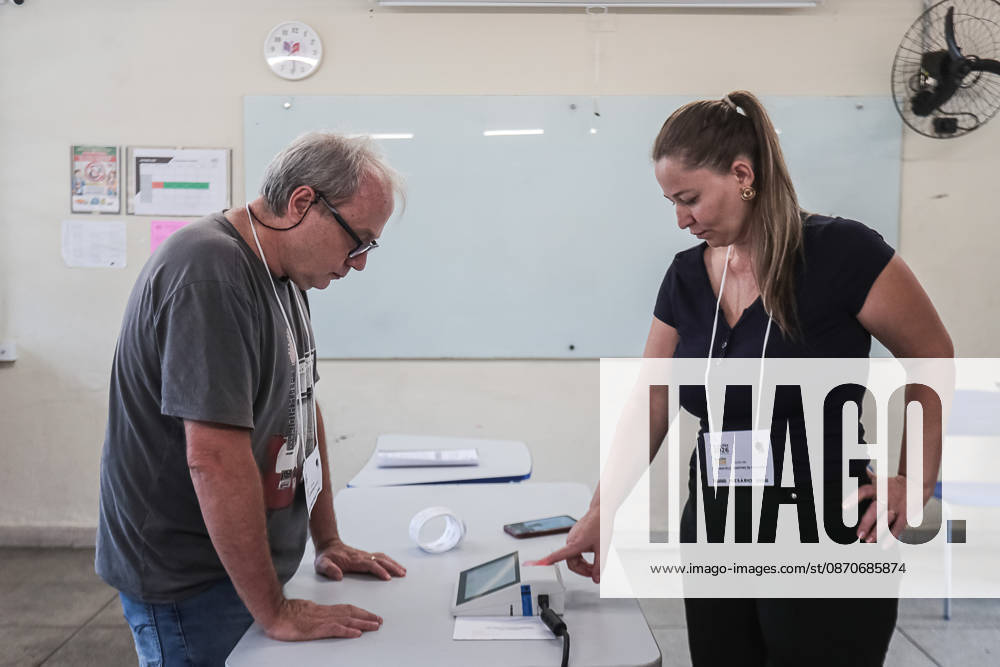 Preparation and organization of a polling station at the Maria Luiza Miranda Bastos State School, in the Planalto neighborhoodâ€located in the northern zone of Belo Horizonte, Minas Geraisâ€for the second round of the 2026 elections, along with the arrival of voters and the casting of ballots this Sunday, October 25, 2026. Belo Horizonte BRAZIL - ZUMAc236 20261025_znp_c236_058