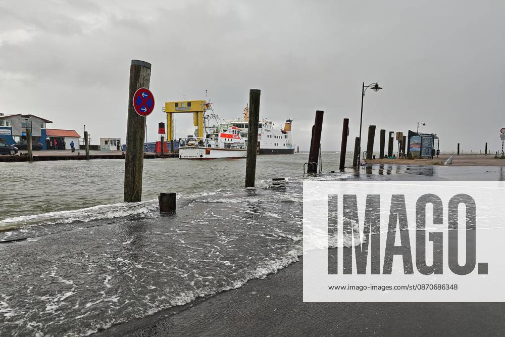 Nordstrand near Husum, Schleswig-Holstein, Germany, October 25, 2026: Storm on the North Sea. At the Strucklahnungshörn harbor, where the ferry to Pellworm departs, the high tide has flooded the quay wall and part of the breakwater.