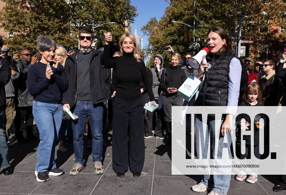 NYC Look-Alike Contest for Elizabeth Holmes and Nathan Fielder NYC Look-Alike Contest for Elizabeth Holmes and Nathan Fielder, Washington Square Park, NY. 25 Oct 2026 Pictured: Elizabeth Holmes and Nathan Fielder Look-Alike Contest-Winners.