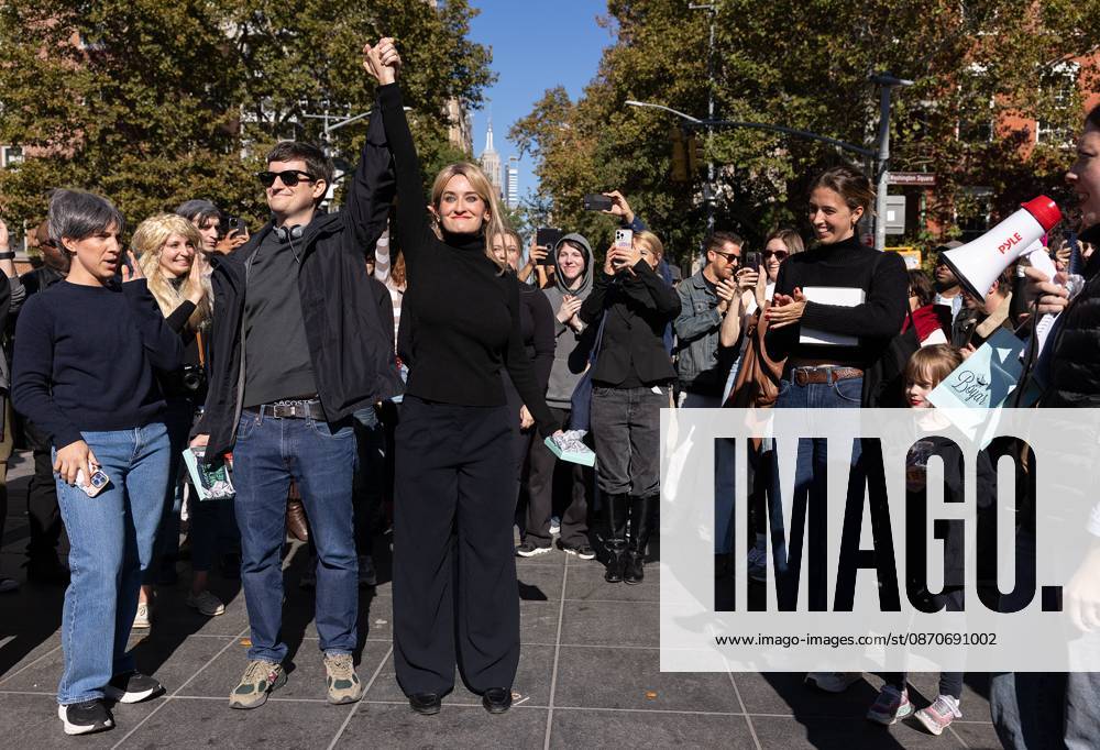NYC Look-Alike Contest for Elizabeth Holmes and Nathan Fielder NYC Look-Alike Contest for Elizabeth Holmes and Nathan Fielder, Washington Square Park, NY. 25 Oct 2026 Pictured: Elizabeth Holmes and Nathan Fielder Look-Alike Contest-Winners.