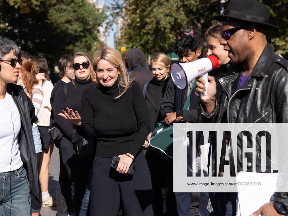 NYC Look-Alike Contest for Elizabeth Holmes and Nathan Fielder NYC Look-Alike Contest for Elizabeth Holmes and Nathan Fielder, Washington Square Park, NY. 25 Oct 2026 Pictured: Elizabeth Holmes and Nathan Fielder Look-Alike Contest.
