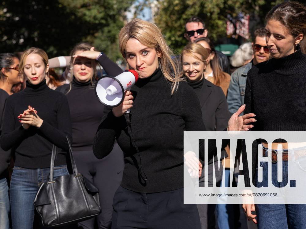 NYC Look-Alike Contest for Elizabeth Holmes and Nathan Fielder NYC Look-Alike Contest for Elizabeth Holmes and Nathan Fielder, Washington Square Park, NY. 25 Oct 2026 Pictured: Elizabeth Holmes and Nathan Fielder Look-Alike Contest.