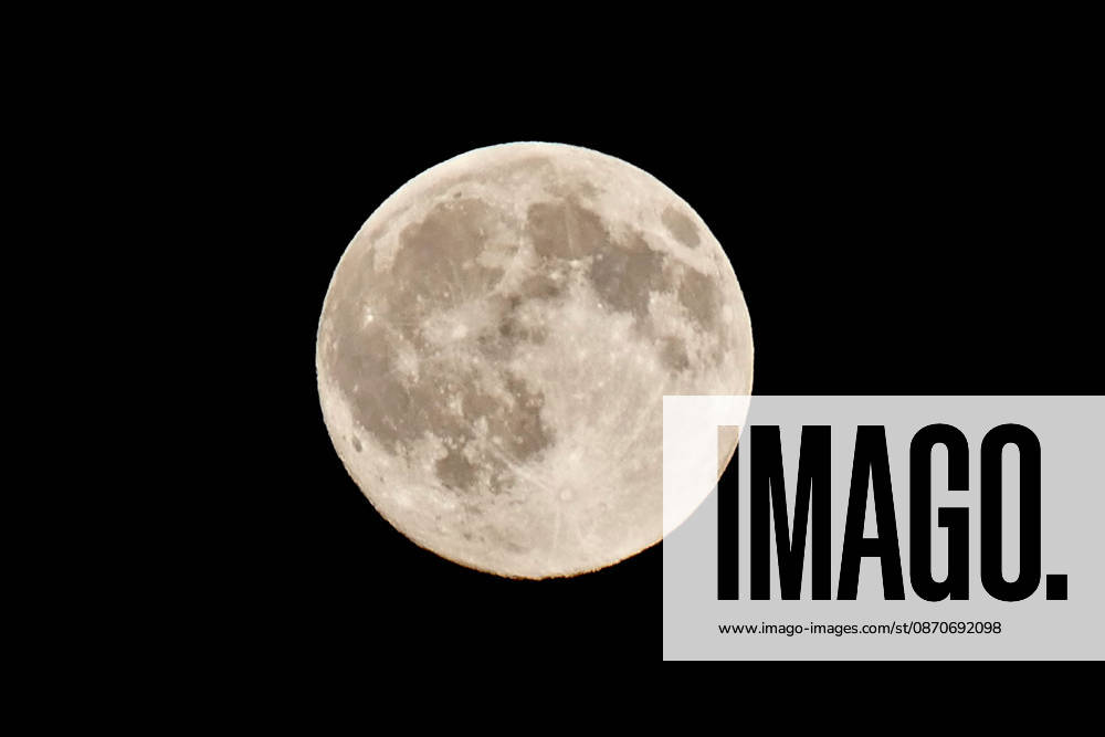 Full Hunters Moon The full Hunters Moon in the evenings sky., Credit:Geoffrey Swaine Geoff Swaine - B4563 Avalon UK, Oxfordshire, Dunsden
