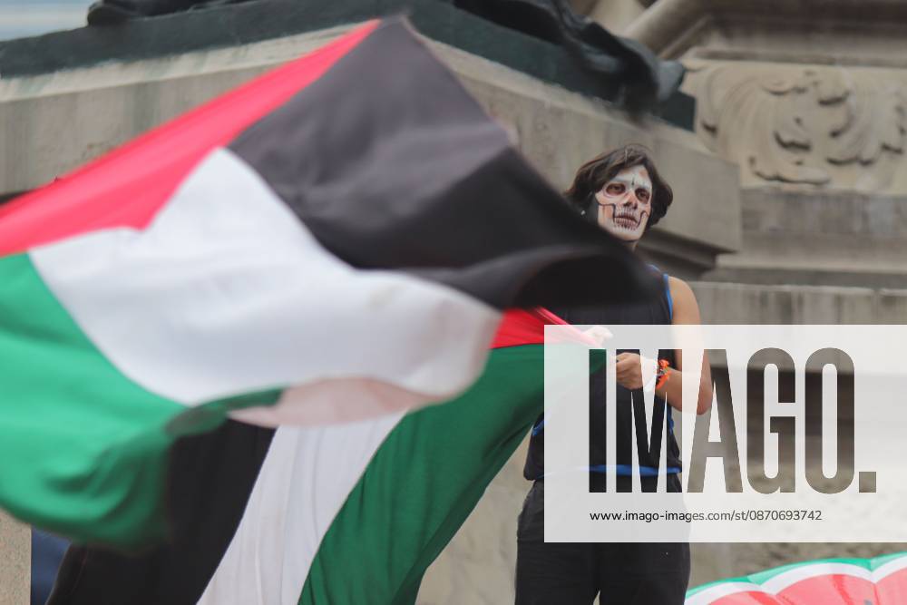 Mexico City Against the Genocide of the Palestinian MEXICO CITY, MEXICO - OCTOBER 25, 2026: Members of the Permanent Sunday Sit-In for Palestine are protesting against the genocide of children in the Gaza Strip on the steps of the Angel of Independence in Mexico City. Photo: Carlos Santiago JNA Press. Mexico City Mexico