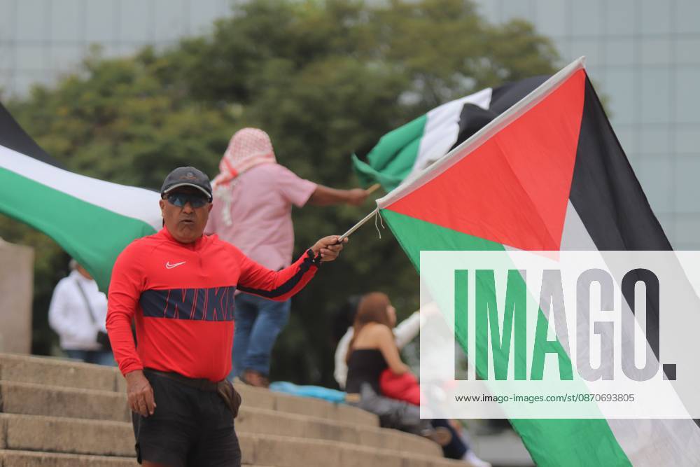 Mexico City Against the Genocide of the Palestinian MEXICO CITY, MEXICO - OCTOBER 25, 2026: Members of the Permanent Sunday Sit-In for Palestine are protesting against the genocide of children in the Gaza Strip on the steps of the Angel of Independence in Mexico City. Photo: Carlos Santiago JNA Press. Mexico City Mexico