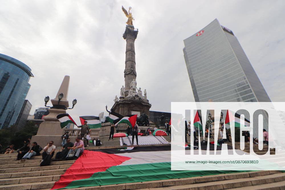 Mexico City Against the Genocide of the Palestinian MEXICO CITY, MEXICO - OCTOBER 25, 2026: Members of the Permanent Sunday Sit-In for Palestine are protesting against the genocide of children in the Gaza Strip on the steps of the Angel of Independence in Mexico City. Photo: Carlos Santiago JNA Press. Mexico City Mexico
