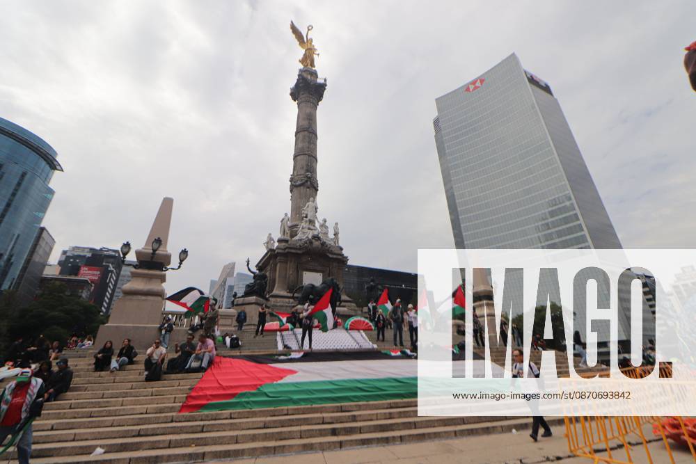 MEXICO Mexico City, MEXICO - OCTOBER 25, 2026: Members of the Permanent Sunday Sit-In for Palestine are protesting against the genocide of children in the Gaza Strip on the steps of the Angel of Independence in Mexico City. Photo: JNA Press. Mexico City Mexico - ZUMAq101 20261025_zna_q101_116
