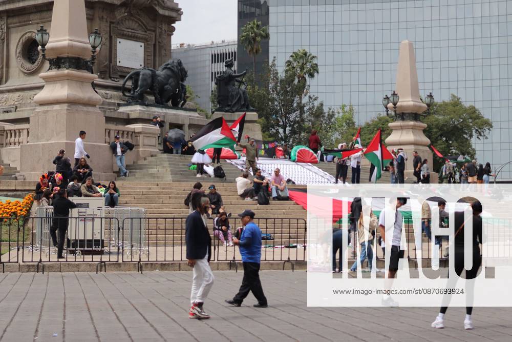 MEXICO Mexico City, MEXICO - OCTOBER 25, 2026: Members of the Permanent Sunday Sit-In for Palestine are protesting against the genocide of children in the Gaza Strip on the steps of the Angel of Independence in Mexico City. Photo: JNA Press. Mexico City Mexico - ZUMAq101 20261025_zna_q101_118