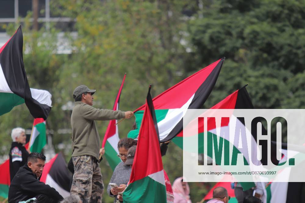 MEXICO Mexico City, MEXICO - OCTOBER 25, 2026: Members of the Permanent Sunday Sit-In for Palestine are protesting against the genocide of children in the Gaza Strip on the steps of the Angel of Independence in Mexico City. Photo: JNA Press. Mexico City Mexico - ZUMAq101 20261025_zna_q101_121