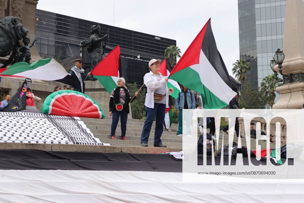 MEXICO Mexico City, MEXICO - OCTOBER 25, 2026: Members of the Permanent Sunday Sit-In for Palestine are protesting against the genocide of children in the Gaza Strip on the steps of the Angel of Independence in Mexico City. Photo: JNA Press. Mexico City Mexico - ZUMAq101 20261025_zna_q101_122