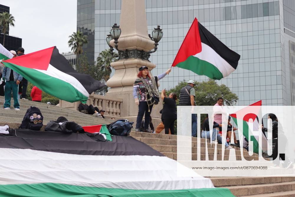 MEXICO Mexico City, MEXICO - OCTOBER 25, 2026: Members of the Permanent Sunday Sit-In for Palestine are protesting against the genocide of children in the Gaza Strip on the steps of the Angel of Independence in Mexico City. Photo: JNA Press. Mexico City Mexico - ZUMAq101 20261025_zna_q101_126