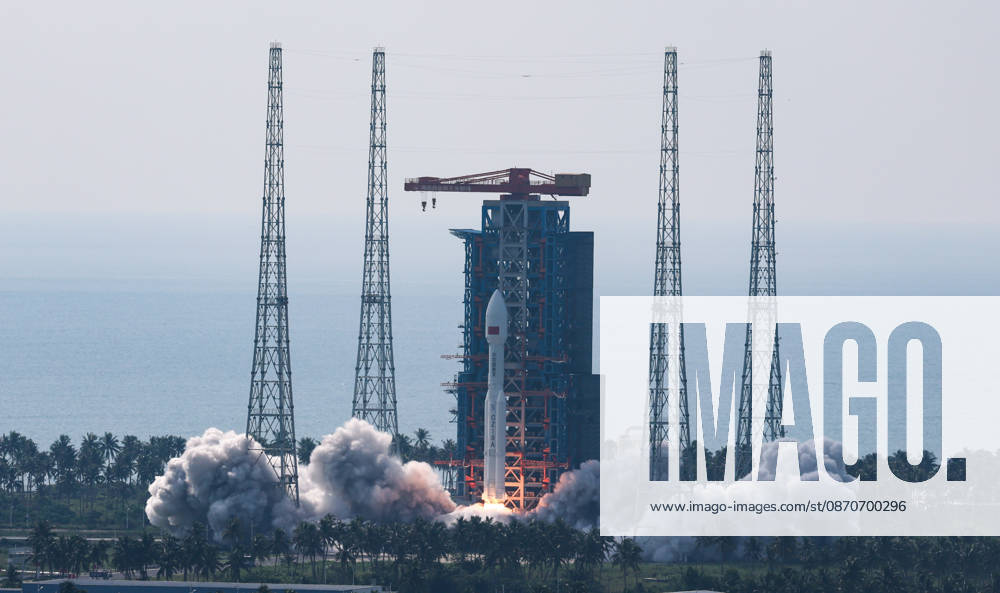 (261025) -- WENCHANG, Oct. 25, 2026 -- A Long March-8A carrier rocket carrying the 28th group of low-orbit internet satellites blasts off from the Hainan commercial spacecraft launch site in south China s Hainan Province, Oct. 25, 2026. The rocket lifted off at 10:03 a.m. (Beijing Time) on Sunday. The payloads entered the designated orbit. ) (EyesOnSci) CHINA-HAINAN-WENCHANG-INTERNET SATELLITE GROUP-LAUNCH (CN) YangxGuanyu