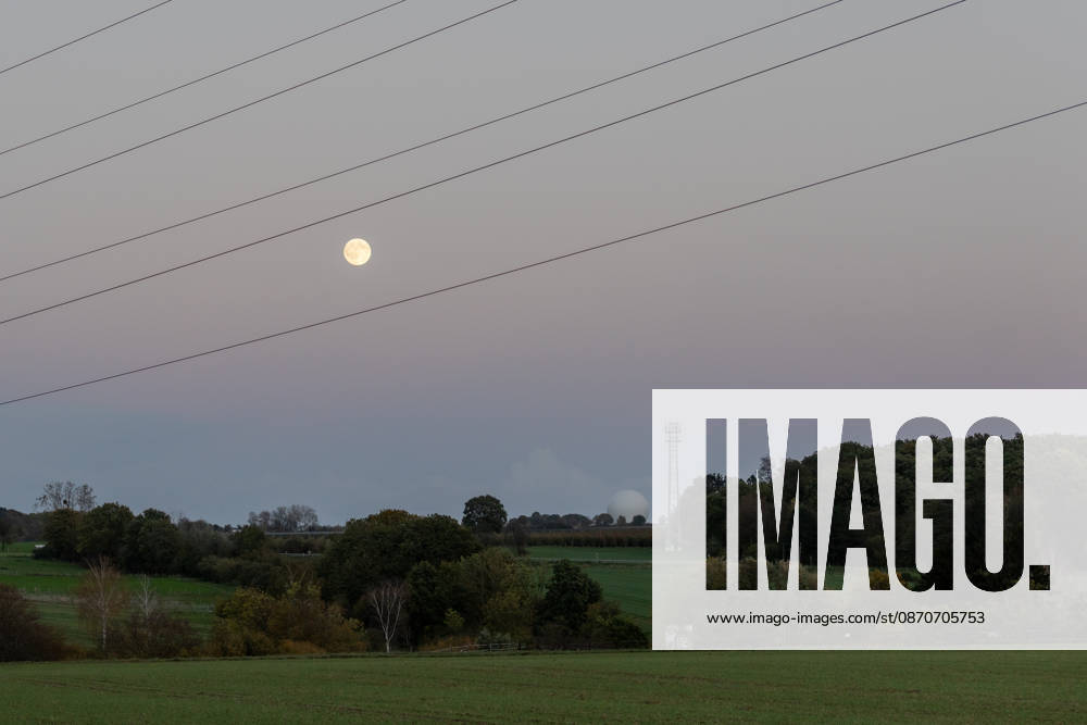 Full Moon Over Arzdorf in Wachtberg, October 25, 2026. The full moon over Arzdorf in Wachtberg. The radome of the Fraunhofer Institutes FHR and FKIE in Werthhoven is visible on the horizon. The photos were taken at dusk. Wachtberg, Arzdorf, North Rhine-Westphalia, Germany