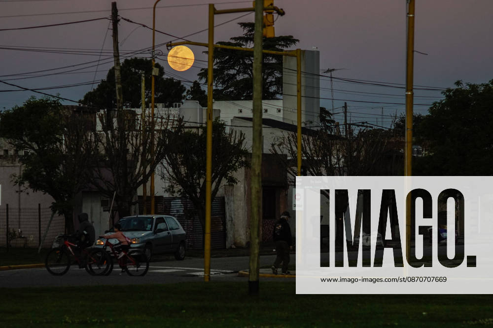 A full moon is seen over Firmat, Argentina Firmat Argentina - ZUMAm105 20261025_zaf_m105_002