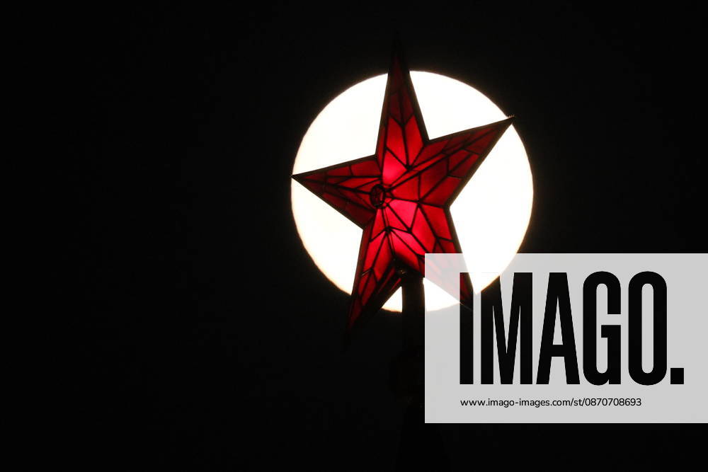 RUSSIA, MOSCOW - OCTOBER 25, 2026: A red star atop a tower of the Moscow Kremlin is silhouetted against the full moon shining over the city Moscow Russia - ZUMAt113 20261025_zaa_t113_321