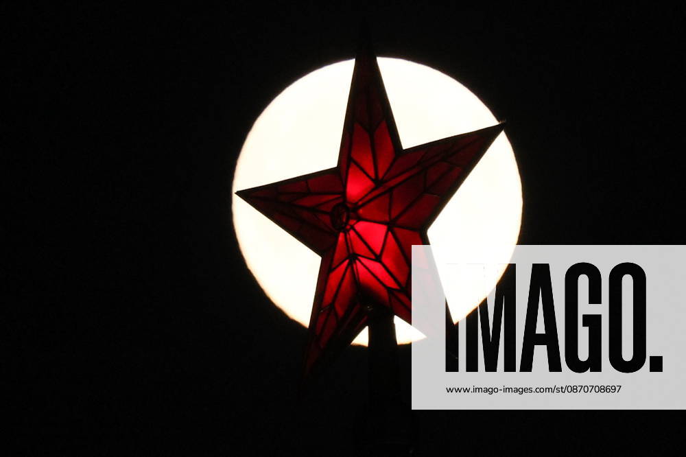 RUSSIA, MOSCOW - OCTOBER 25, 2026: A red star atop a tower of the Moscow Kremlin is silhouetted against the full moon shining over the city Moscow Russia - ZUMAt113 20261025_zaa_t113_326