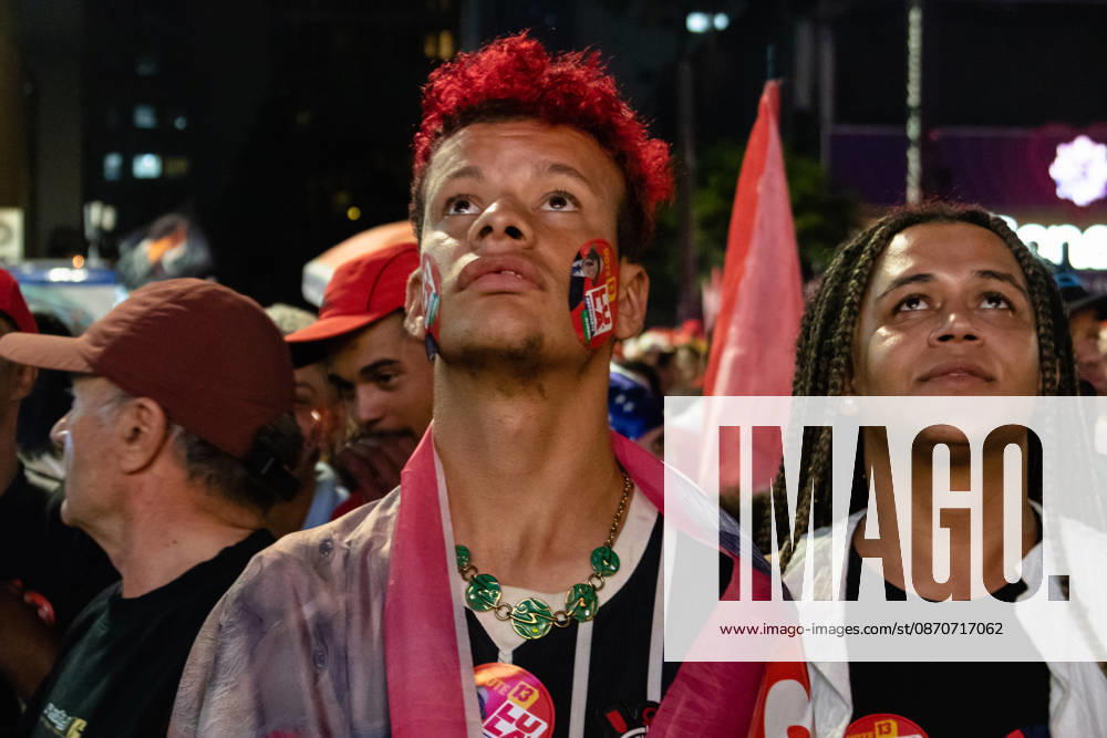 SãO PAULO, SP - 25.10.2026: ELECTION RESULTS ON PAULISTA AVENUE - Supporters of the Workers& 39; Party (PT) gathered on Paulista Avenue to follow the vote count for the second round of the 2026 elections on Sunday night. x3039162x WalmorxCarvalho