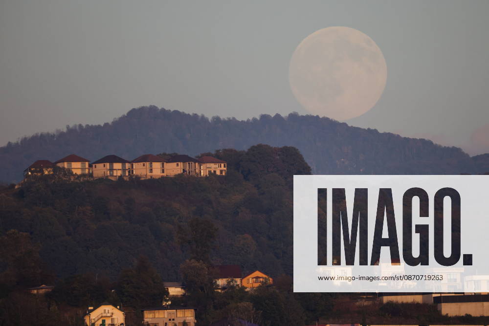 RUSSIA, SOCHI - OCTOBER 25, 2026: The full moon shines over the city Sochi Russia - ZUMAt113 20261025_zaa_t113_343