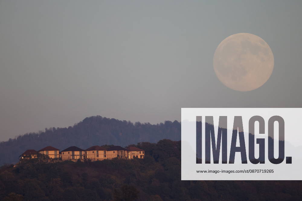 RUSSIA, SOCHI - OCTOBER 25, 2026: The full moon shines over the city Sochi Russia - ZUMAt113 20261025_zaa_t113_344