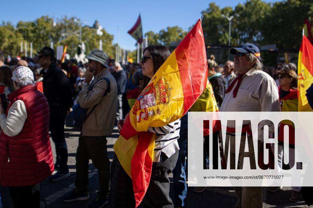 A march demanding solutions and a restoration of social normalcy in Ceuta - Madrid, Spain - 25 Oct 2026 A woman waves a Spanish flag. Thousands of people in Madrid have rallied in support of the demands made by women from Ceuta—known locally as caballas —who are calling for a return to normalcy in the autonomous city. Madrid Spain