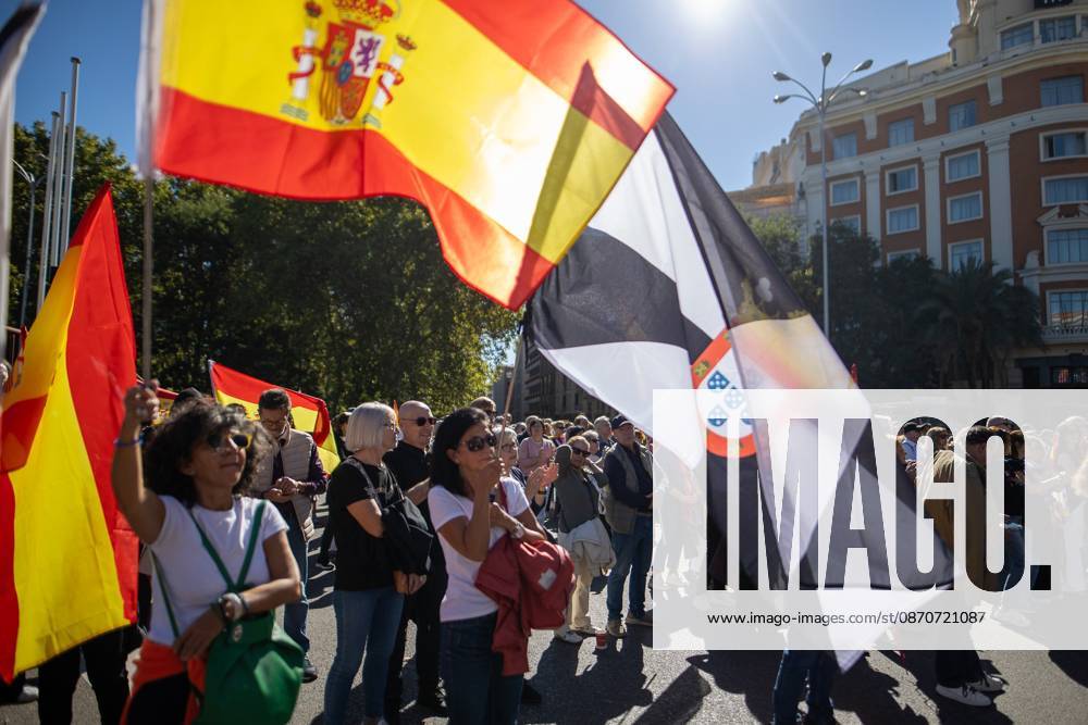 A march demanding solutions and a restoration of social normalcy in Ceuta - Madrid, Spain - 25 Oct 2026 Women wave flags of Spain and Ceuta. Thousands of people in Madrid have rallied in support of the demands made by women from Ceuta—known locally as caballas —who are calling for a return to normalcy in the autonomous city. Madrid Spain