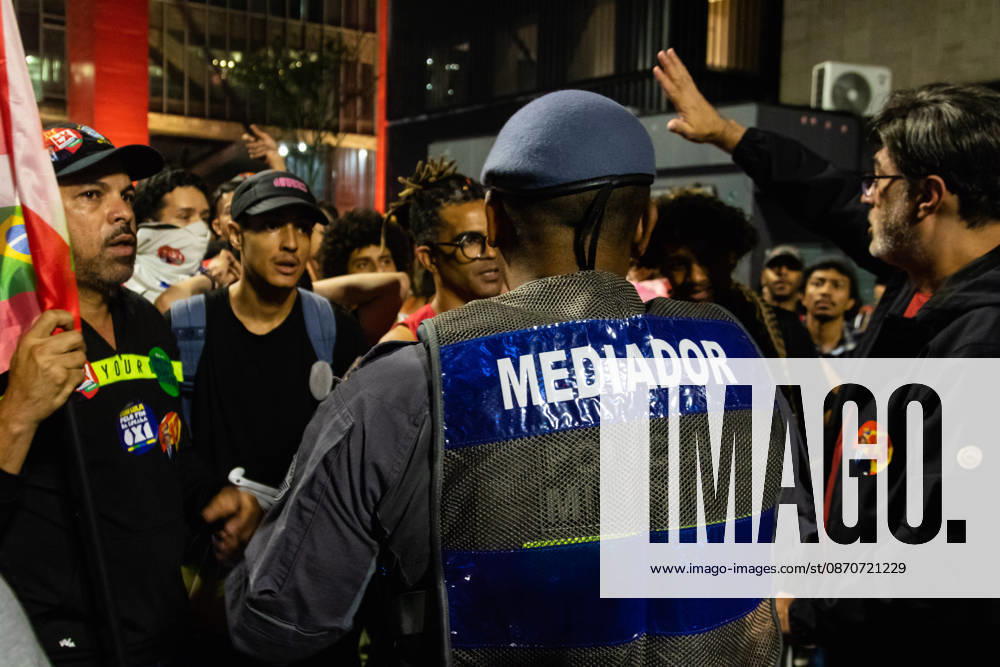 SãO PAULO, SP - 25.10.2026: ELECTION RESULTS ON PAULISTA AVENUE - Supporters of the Workers& 39; Party (PT) gathered on Paulista Avenue to follow the vote count of the second round of the 2026 elections on Sunday night. In the photo: police officers attempt to talk to PT supporters who are trying to march towards the FIESP building. x3039239x WalmorxCarvalho