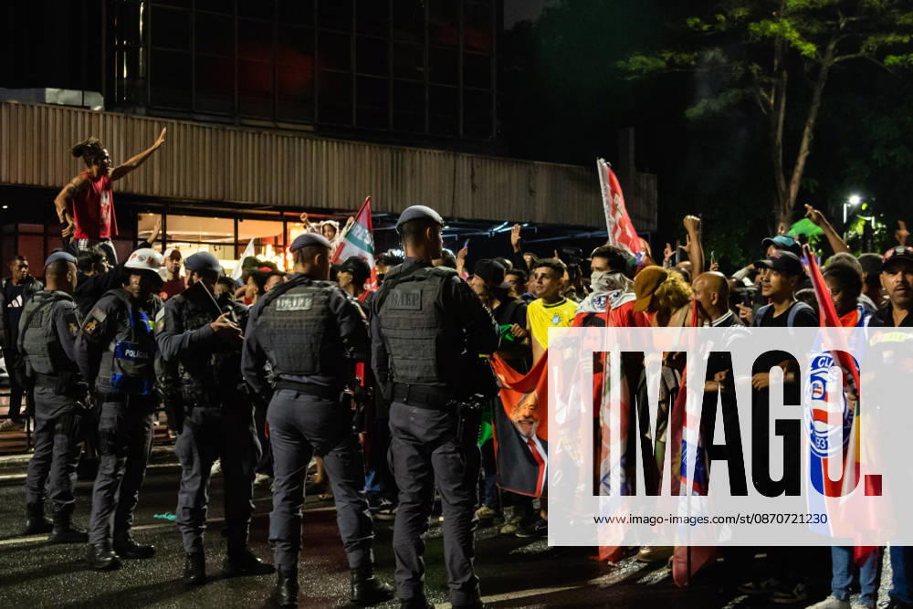 SãO PAULO, SP - 25.10.2026: ELECTION RESULTS ON PAULISTA AVENUE - Supporters of the Workers& 39; Party (PT) gathered on Paulista Avenue to follow the vote count of the second round of the 2026 elections on Sunday night. In the photo: police officers attempt to talk to PT supporters who are trying to march towards the FIESP building. x3039240x WalmorxCarvalho