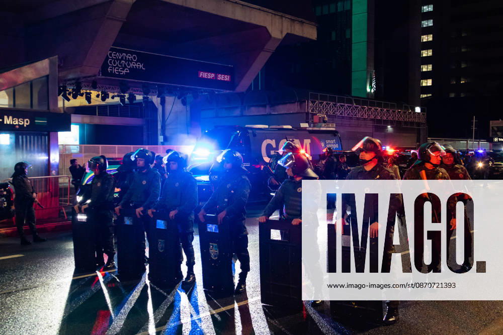 SãO PAULO, SP - 25.10.2026: ELECTION RESULTS ON PAULISTA AVENUE - Supporters of the Workers& 39; Party (PT) gathered on Paulista Avenue to follow the vote count of the second round of the 2026 elections on Sunday night. In the photo: riot police positioned in front of the FIESP building. x3039245x WalmorxCarvalho