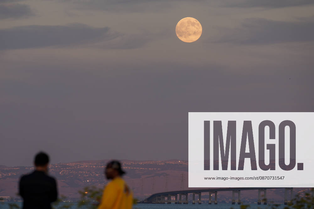 Full Hunter s Moon rises over San Francisco Bay SAN FRANCISCO, CA - OCTOBER 25: The full moon is known as the Hunter s Moon rises over San Mateo Bridge near the San Francisco Bay in San Mateo, California, United States on October 25, 2026. Tayfun Coskun Anadolu California United States. Editorial use only. Please get in touch for any other usage.