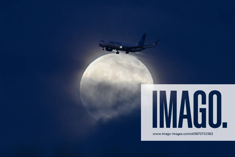 Full Hunter s Moon rises over San Francisco Bay SAN FRANCISCO, CA - OCTOBER 25: The full moon is known as the Hunter s Moon rises over San Francisco Bay as a passenger plane flies in San Mateo, California, United States on October 25, 2026. Tayfun Coskun Anadolu California United States. Editorial use only. Please get in touch for any other usage.