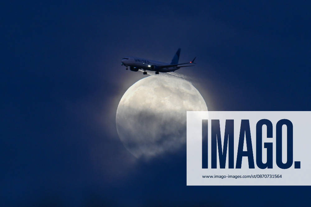 Full Hunter s Moon rises over San Francisco Bay SAN FRANCISCO, CA - OCTOBER 25: The full moon is known as the Hunter s Moon rises over San Francisco Bay as a passenger plane flies in San Mateo, California, United States on October 25, 2026. Tayfun Coskun Anadolu California United States. Editorial use only. Please get in touch for any other usage.