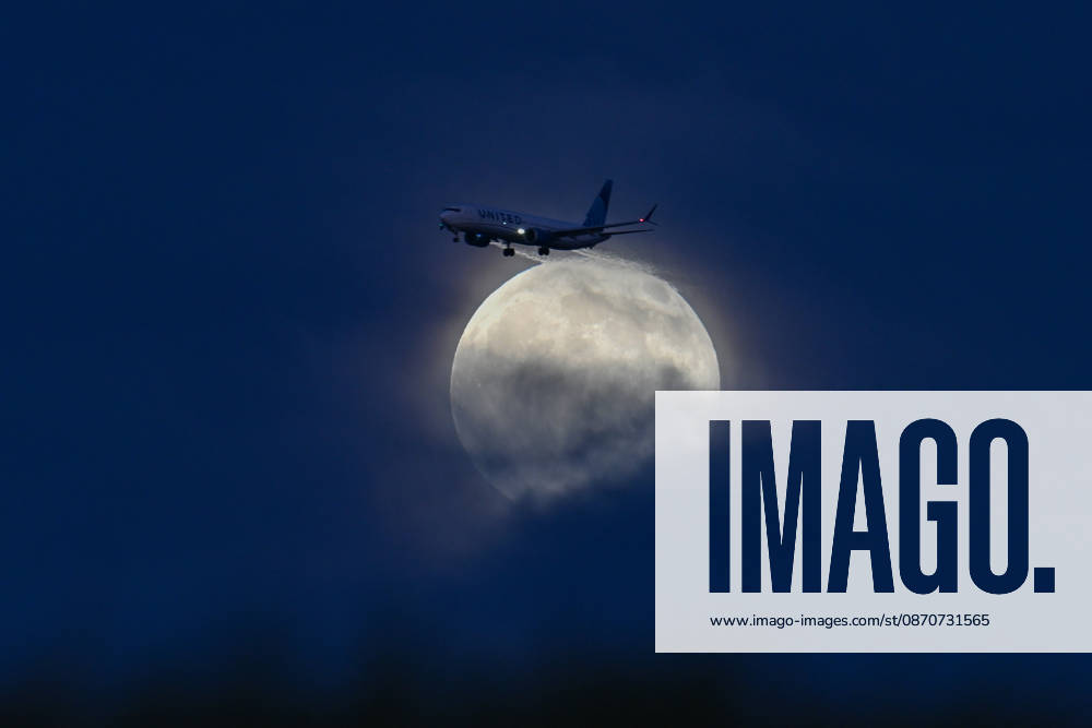 Full Hunter s Moon rises over San Francisco Bay SAN FRANCISCO, CA - OCTOBER 25: The full moon is known as the Hunter s Moon rises over San Francisco Bay as a passenger plane flies in San Mateo, California, United States on October 25, 2026. Tayfun Coskun Anadolu California United States. Editorial use only. Please get in touch for any other usage.