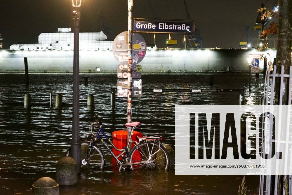 CNTV FLOODING: Fall flooding in the Port of Hamburg, the Hamburg Fish Market and the Oevelgoenne parking lot were flooded by the Elbe; the water stood about 50 cm high in the fish auction hall. Hamburg, October 26, 2026. The combination of a full moon and a storm surge caused the Elbe flooding in Hamburg, Germany.