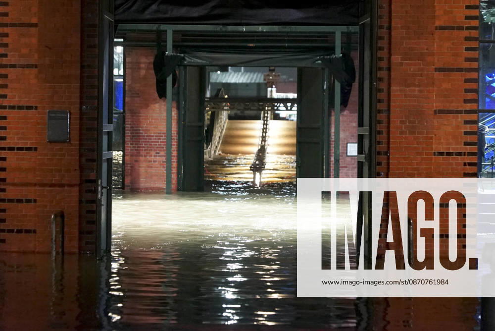CNTV FLOODING: Fall flooding in the Port of Hamburg, the Hamburg Fish Market and the Oevelgoenne parking lot were flooded by the Elbe; the water stood about 50 cm high in the fish auction hall. Hamburg, October 26, 2026. The combination of a full moon and a storm surge caused the Elbe flooding in Hamburg, Germany.