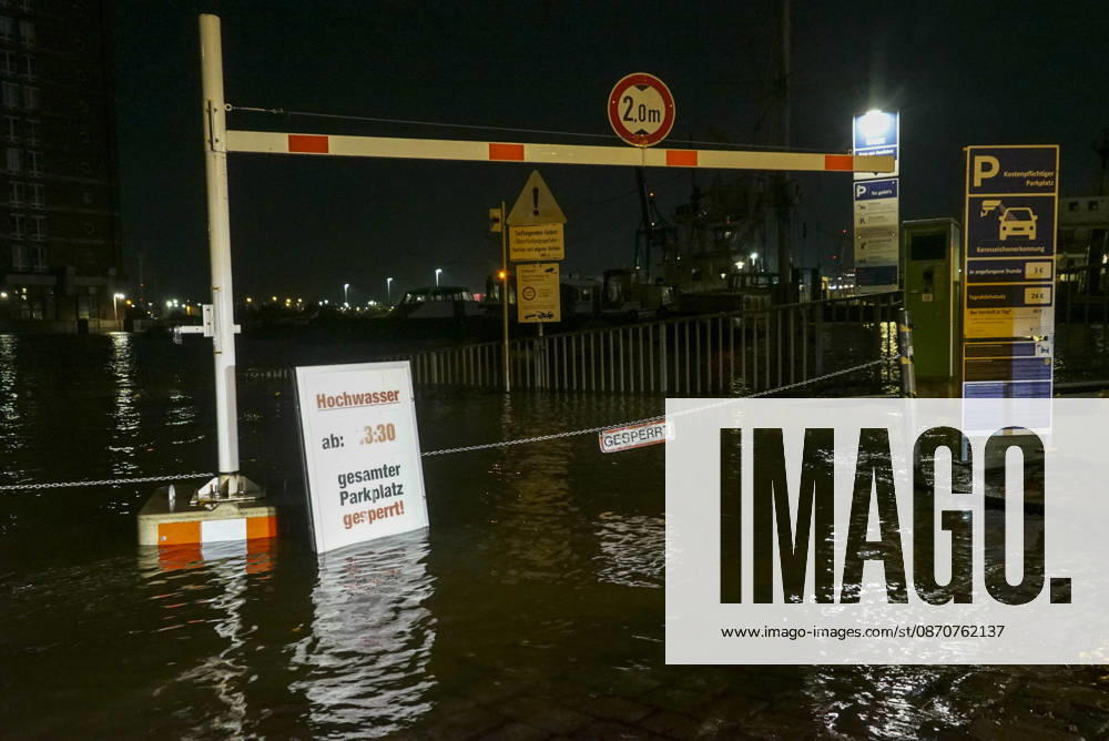 CNTV FLOODING: Fall flooding in the Port of Hamburg, the Hamburg Fish Market and the Oevelgoenne parking lot were flooded by the Elbe; the water stood about 50 cm high in the fish auction hall. Hamburg, October 26, 2026. The combination of a full moon and a storm surge caused the Elbe flooding in Hamburg, Germany.