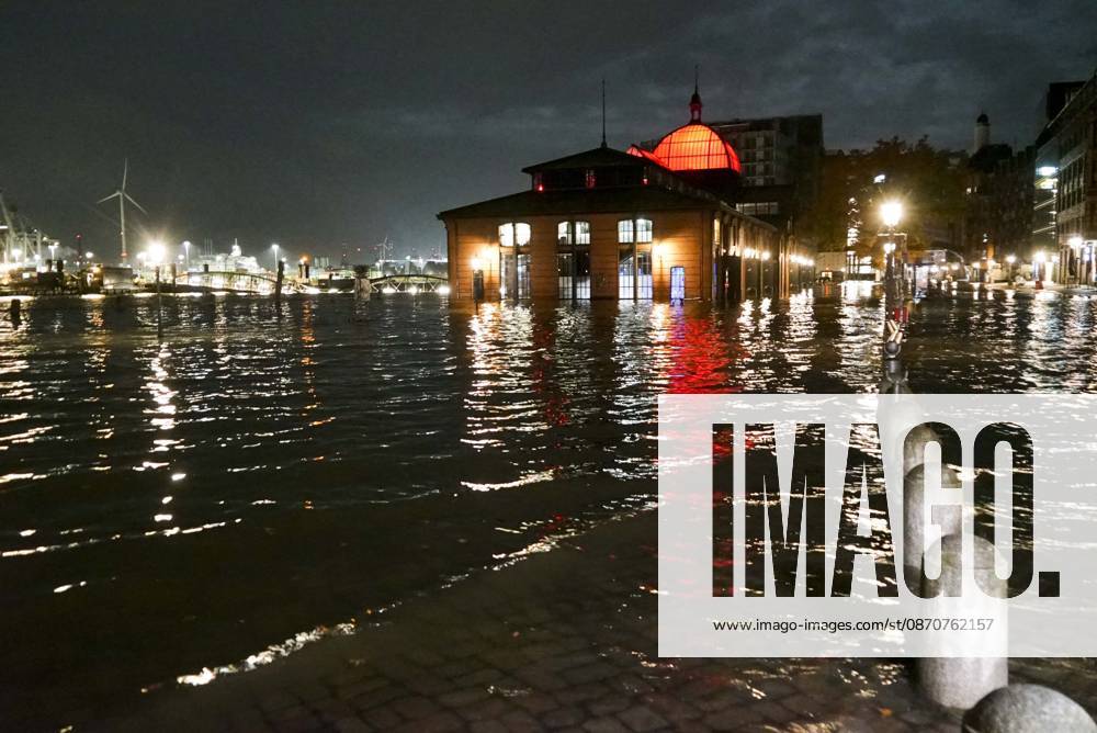 CNTV FLOODING: Fall flooding in the Port of Hamburg, the Hamburg Fish Market and the Oevelgoenne parking lot were flooded by the Elbe; the water stood about 50 cm high in the fish auction hall. Hamburg, October 26, 2026. The combination of a full moon and a storm surge caused the Elbe flooding in Hamburg, Germany.