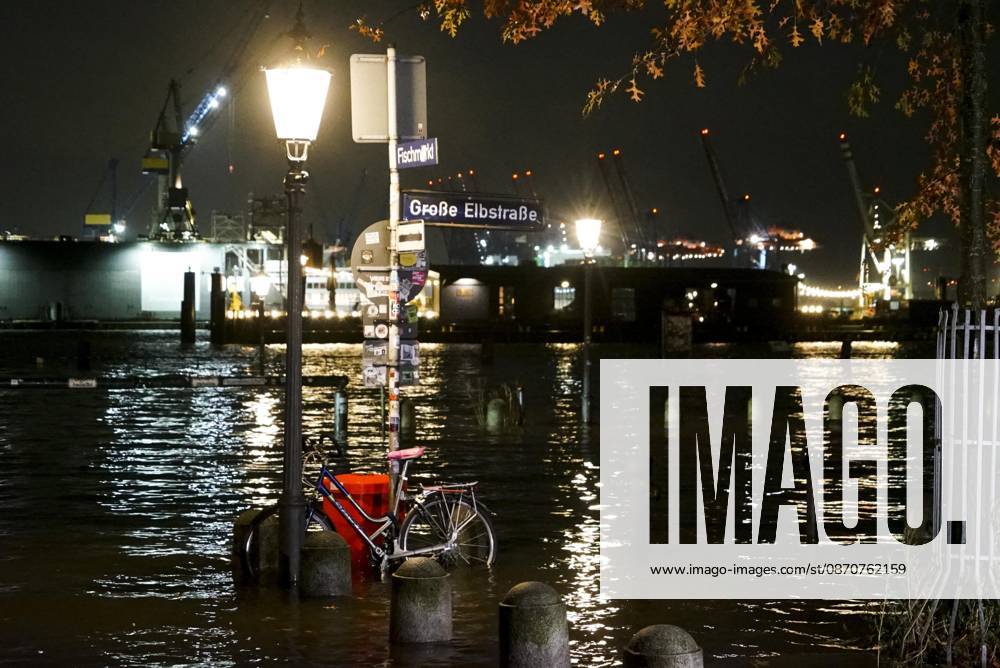 CNTV FLOODING: Fall flooding in the Port of Hamburg, the Hamburg Fish Market and the Oevelgoenne parking lot were flooded by the Elbe; the water stood about 50 cm high in the fish auction hall. Hamburg, October 26, 2026. The combination of a full moon and a storm surge caused the Elbe flooding in Hamburg, Germany.
