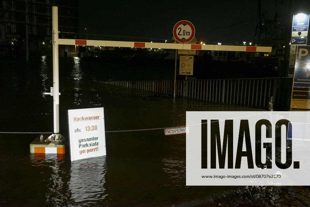 CNTV FLOODING: Fall flooding in the Port of Hamburg, the Hamburg Fish Market and the Oevelgoenne parking lot were flooded by the Elbe; the water stood about 50 cm high in the fish auction hall. Hamburg, October 26, 2026. The combination of a full moon and a storm surge caused the Elbe flooding in Hamburg, Germany.
