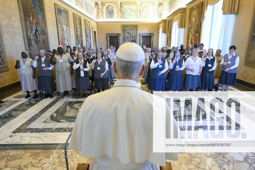 ITALY - PRIVATE AUDIENCE - VATICAN-2026 10 26 Italy, Rome, Vatican, 2026 10 26: Pope Leo XIV receives in a private audience Participants in the General Chapter of the Sisters of Charity of Saint Jeanne Antide Thouret at the Vatican Photo by VATICAN MEDIA Catholic Press Photo - NO BOOKS