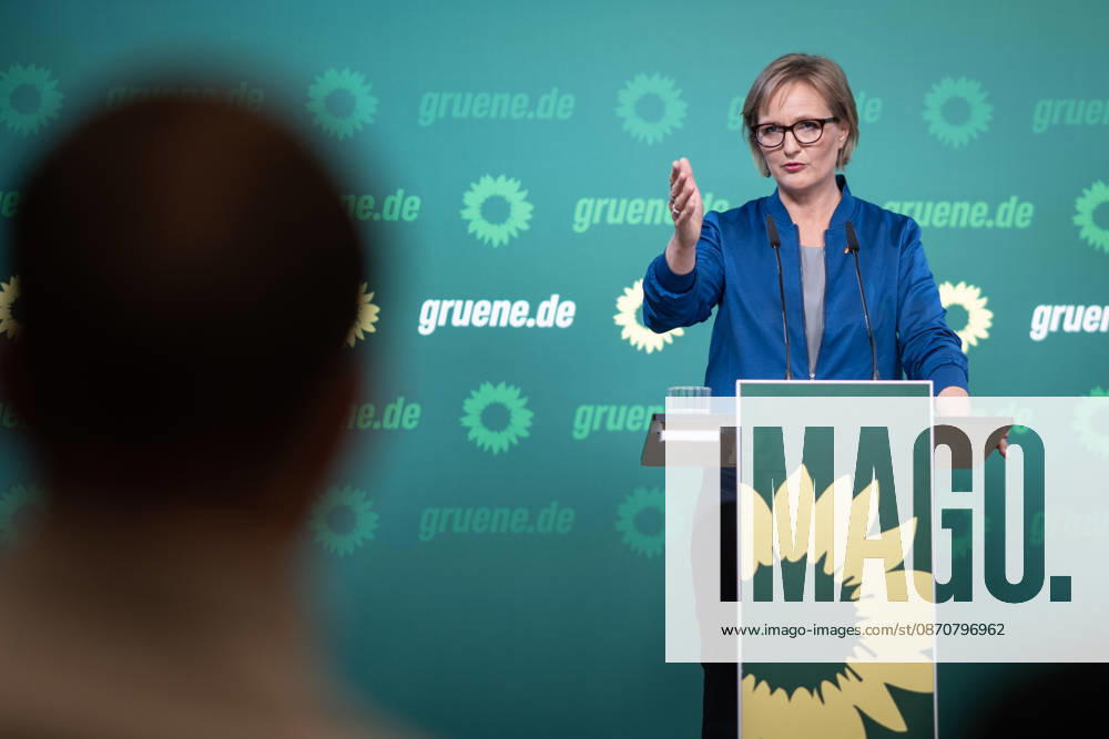 Party Chairwoman Franziska Brantner at the regular press conference on current issues at party headquarters Press conference with Federal Chairwoman Franziska Brantner, Alliance 90 The Greens, Berlin, Berlin, Germany, party headquarters