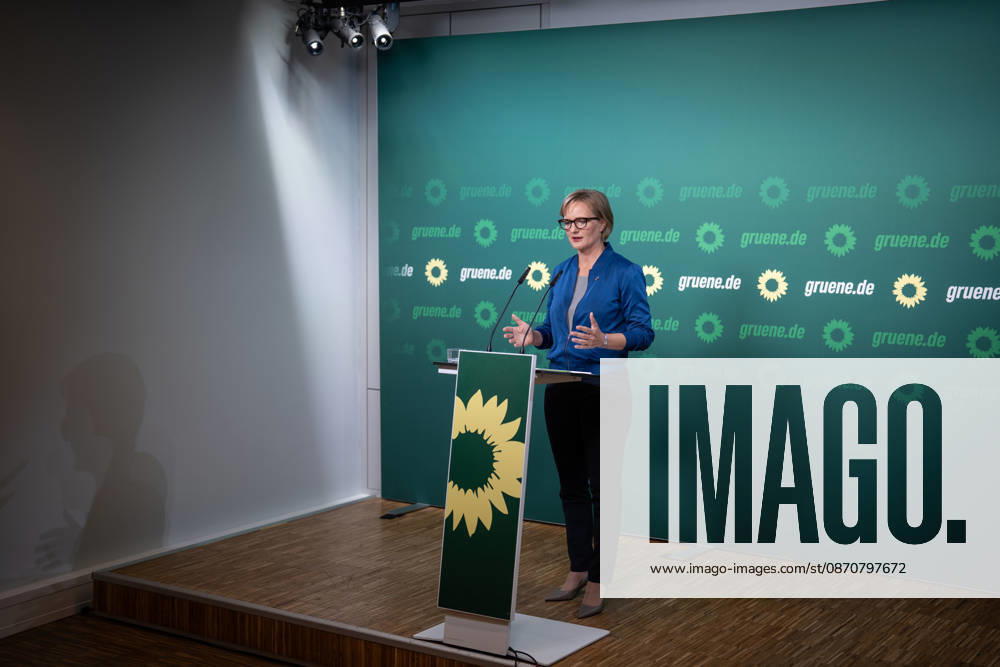 Party Chairwoman Franziska Brantner at the regular press conference on current issues at party headquarters Press conference with Federal Chairwoman Franziska Brantner, Alliance 90 The Greens, Berlin, Berlin, Germany, party headquarters