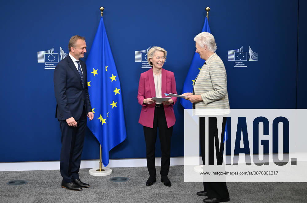 European Commission officials make joint press statement on comprehensive review in Brussels BRUSSELS, BELGIUM - OCTOBER 26: European Commission President Ursula von der Leyen (C), Commissioner Piotr Serafin (L), and Catherine Day (R), Chair of the High-Level Group on the Future of the Public Service of the Commission, deliver a press statement following the handover of a report prepared by external experts on the comprehensive review of the Commission in Brussels, Belgium on October 26, 2026. Dursun Aydemir Anadolu Brussels Belgium. Editorial use only. Please get in touch for any other usage.