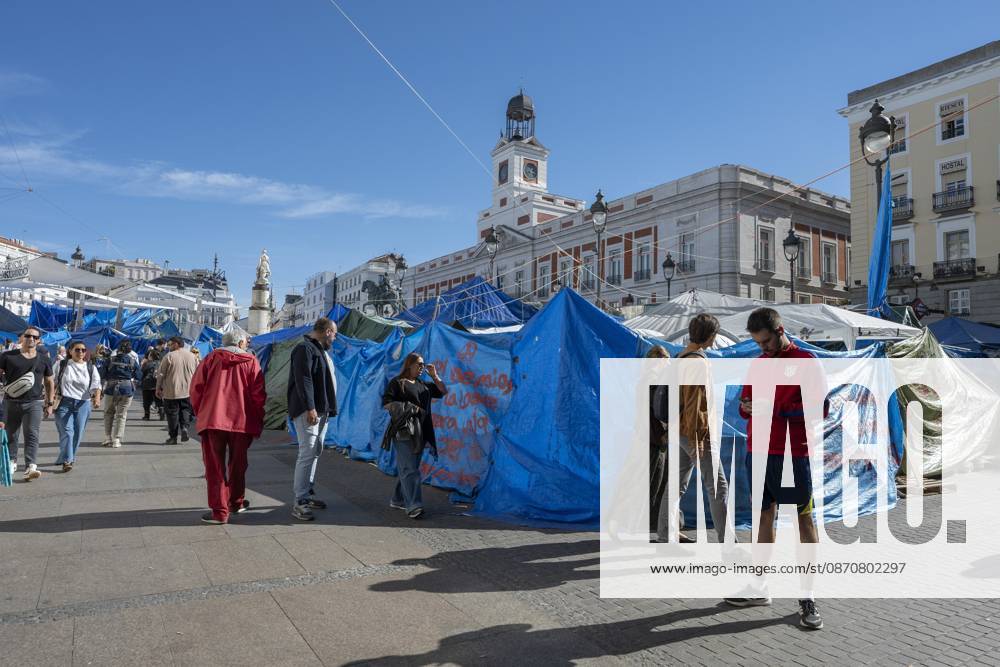 A view of the area where Spaniards continue a tent protest at Sol Square, launched on September 26 to call on the central and regional governments to find solutions to the country s housing crisis, as the protest marks its first month in Madrid, Spain Madrid Spain - ZUMAs197 20261026_aaa_s197_049