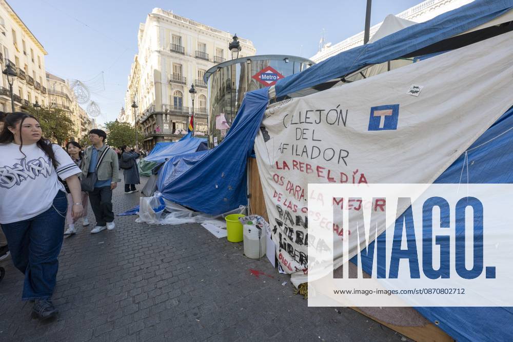 A view of the area where Spaniards continue a tent protest at Sol Square, launched on September 26 to call on the central and regional governments to find solutions to the country s housing crisis, as the protest marks its first month in Madrid, Spain Madrid Spain - ZUMAs197 20261026_aaa_s197_051