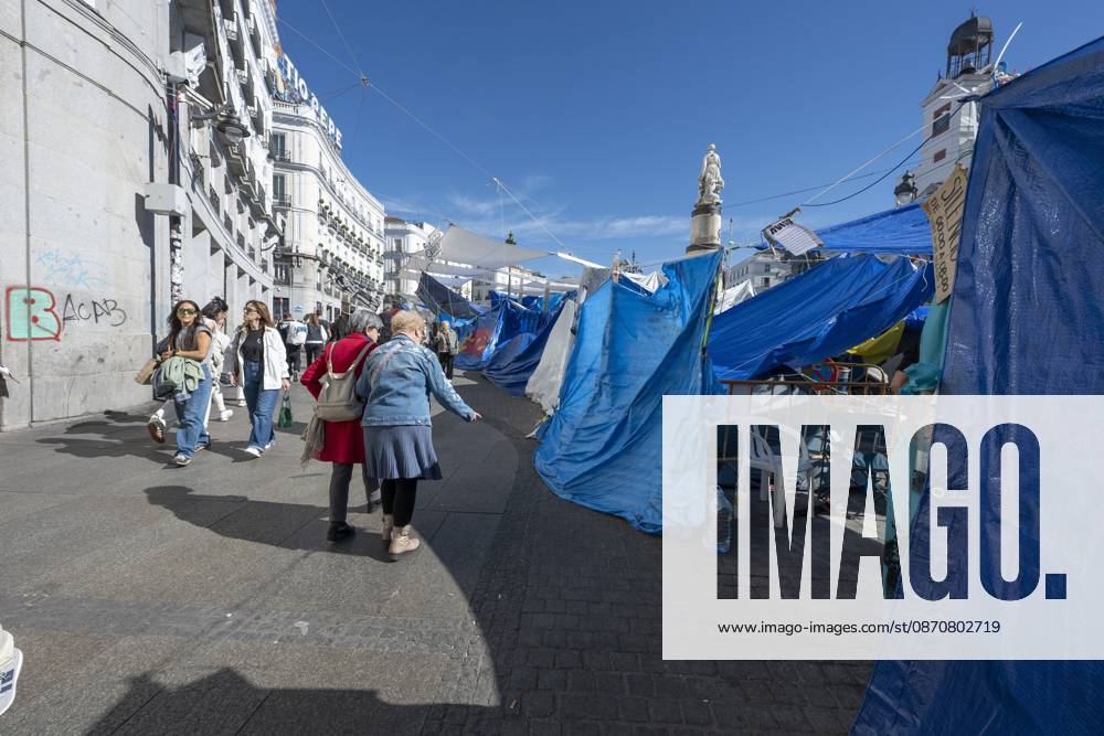 A view of the area where Spaniards continue a tent protest at Sol Square, launched on September 26 to call on the central and regional governments to find solutions to the country s housing crisis, as the protest marks its first month in Madrid, Spain Madrid Spain - ZUMAs197 20261026_aaa_s197_053