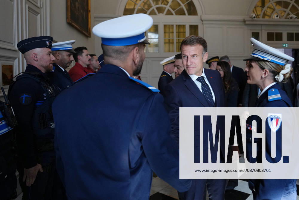 President Macron visits Marseille a Week After the Riots - France French President Emmanuel Macron meets with police officers at the city hall in Marseille, France, Monday, October 26, 2026, during a visit to notice the return of republican order after the violence and looting that punctuated the citizen mobilization of October 17, 2026. Protests by high school students over learning conditions sparked a movement that has since spread nationwide, fuelled by broader anger over the rising cost of living. Photo by Aurelien Morissard Pool ABACAPRESS.COM Marseille France