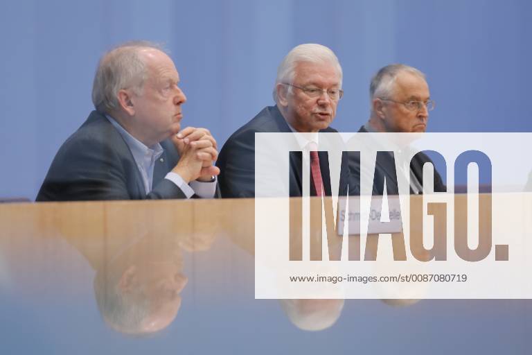 State Secretary a D Klaus Peter Schmidt Deguelle Prime Minister a D Roland Koch Federal Minister a D Hans Eichel Germany Berlin Federal Press Conference Topic Balance of the Europe Call 27 11 2018